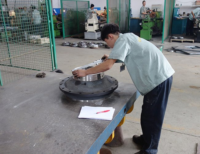 проверка размеров на испытательном столе